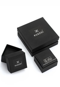 Mustadest papist kinkekarbid erinevates suurustes ja kujundites, millel on "Kuzzoí" logo ja keskkonnasõbraliku teave, sileda pinnaga.