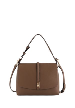 Sac à main en cuir brun texturé avec poignée supérieure, sangle d'épaule réglable, rabat avant et fermeture à tour dorée.