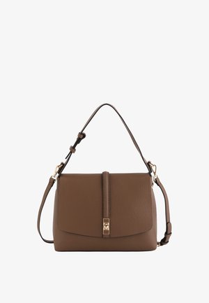 Sac à main en cuir brun texturé avec poignée supérieure, sangle d'épaule réglable, rabat avant et fermeture à tour dorée.