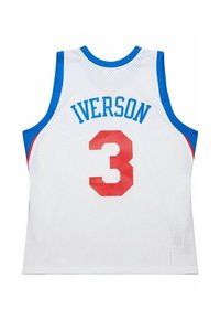 Maglia da basket bianca con accenti blu. Presenta "IVERSON" in blu sopra il numero "3" in rosso. Realizzata in materiale a rete traspirante.