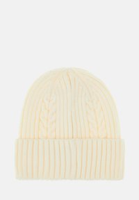 Chapeau tricoté en jaune pâle, présentant une texture côtelée avec un motif en maille torsadée au sommet et un revers solide.}}