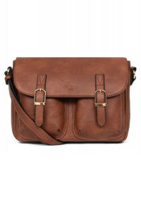 Borsa a tracolla in pelle marrone con chiusura a pattina, doppie tasche frontali, hardware in tono oro e tracolla regolabile. Dettaglio superficiale testurizzato.