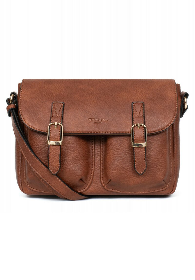 Borsa a tracolla in pelle marrone con chiusura a pattina, doppie tasche frontali, hardware in tono oro e tracolla regolabile. Dettaglio superficiale testurizzato.