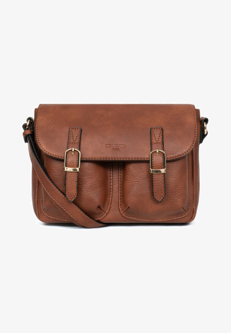 Borsa a tracolla in pelle marrone con chiusura a pattina, doppie tasche frontali, hardware in tono oro e tracolla regolabile. Dettaglio superficiale testurizzato.