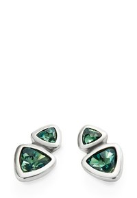 Pendientes de plata de ley con tres gemas verdes cortadas en forma triangular. Superficie lisa y pulida con facetas contrastantes para reflejar la luz.