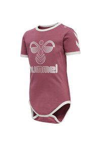 Röd kortärmad bodysuit med vita detaljer, prydd med en stor perforerad logotyp och en tryckknappsklaff i botten för enkel påklädning.