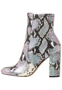 Ormönstrad ankelstövel med spetsig tå, med ett mångfärgat mönster i lavendel, svart och blått, och en robust hög klack.