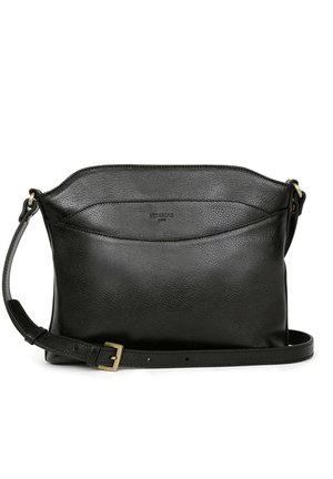 Sac en cuir noir à bandoulière avec une finition texturée, design plat, une seule sangle réglable et un logo discret sur le devant.