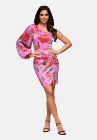 Robe florale rose avec une manche bouffante, un corps ajusté et une fente jusqu'à la cuisse. Les détails incluent de grandes roses rouges et des feuilles vertes.