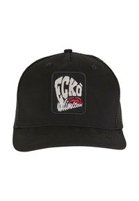Crna bejzbol kapa s mrežastim stražnjim dijelom. Ima pravokutnu oznaku s "ECKO" logotipom u bijeloj i crvenoj izvezenoj boji na prednjem dijelu.