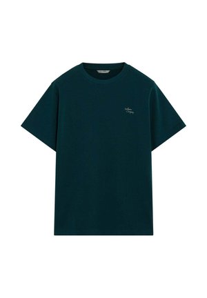 Camiseta de algodón verde oscuro, manga corta, cuello redondo, con un pequeño logo blanco bordado en el pecho. Textura suave, ajuste relajado.