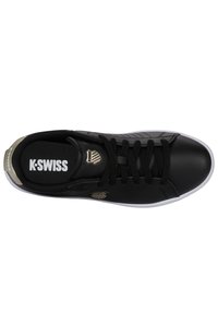 Baskets K-Swiss noires avec une tige en cuir lisse, lacets noirs, semelle en caoutchouc blanche et accents dorés sur le logo et le talon. Design texturé sur la tige.