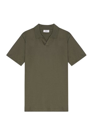 Polo en vert olive fabriqué en tissu doux, doté d'un col classique et de manches courtes, avec une coupe décontractée et des coutures soignées.