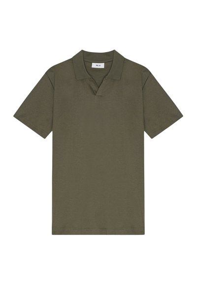 Olivengrøn polo skjorte lavet af blødt stof, med en klassisk krave og korte ærmer, i en afslappet pasform og med ren syning.