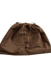 Sac en tissu marron avec cordon et deux perles en bois sur les cordons, sur fond blanc.
