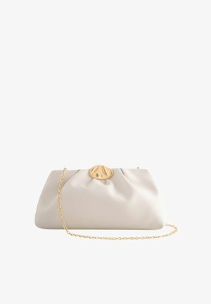 Pehmeä beige nahkainen clutch-laukku, jossa kerätty yksityiskohta, epäsäännöllinen kultainen pyöreä lukko ja vastaava kultainen ketjuhihna valkoisella taustalla.