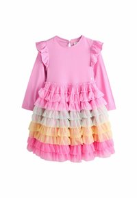 Ružičasta haljina dugih rukava s nabranim detaljima, koja sadrži više slojeva tila u ružičastoj, mint zelenoj i žutoj boji duž obruba.