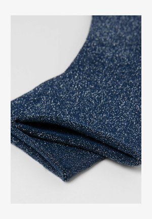 Granatowy rozciągliwy materiał z metaliczną teksturą brokatową, złożony z gładkimi krawędziami, ukazujący połyskującą, teksturowaną powierzchnię.