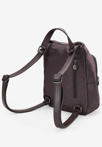 Zaino in nylon marrone con spallacci regolabili, tasca con zip, texture liscia e forma rettangolare. Presenta accessori in metallo argentato.