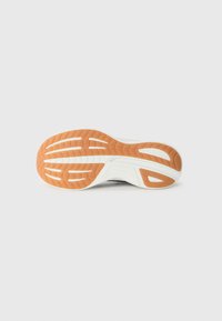 Semelle de chaussure de course avec une semelle extérieure en caoutchouc à motifs. Comprend des sections orange et blanches, y compris des crêtes pour l'adhérence et le soutien.