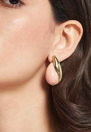 Orecchini pendenti oro e rosa con una forma a goccia liscia, finitura lucida e un accento dorato curvato su un lato.