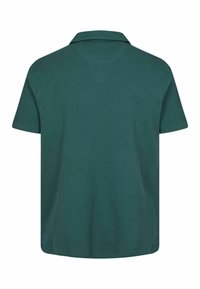 Polo shirt vert à manches courtes en tissu côtelé, avec une texture douce, un col et un ourlet droit. Présente un design uni sans motifs ni accents visibles.