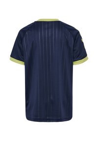 Mörkblå atletisk tröja med vertikala ränder, rund hals och korta ärmar. Har limegröna detaljer vid ärmar och halsringning.