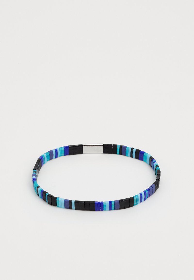 Βραχιόλι από χάντρες σε αποχρώσεις του μπλε, μαύρου και τιρκουάζ, με μείγμα ορθογώνιων και κυλινδρικών χαντρών και μεταλλικό κούμπωμα.