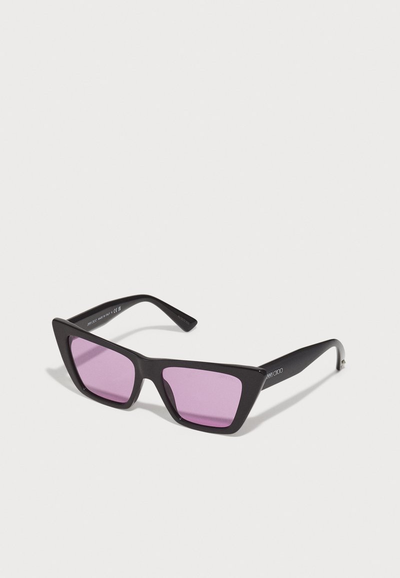 Ochelari de soare rectangulari negri, cu rame unghiulare, având lentile de culoare roz. Include branding pe bobiță și un finisaj lustruit.