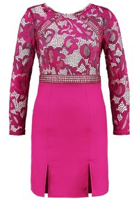 Fuchsiové šaty s dlouhými, průhlednými krajkovými rukávy se květinovými vzory. Tělo je upnuté s hladkým povrchem a má dva přední rozparky.