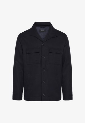 Jūras zilas, tekstūrētas jakas ar izplestu apkakli, priekšējo pogu aizdari, divām krūšu kabatām un sānu kabatām. Vienkāršs, funkcionāls dizains.