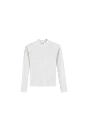 Top blanco de manga larga con cuello alto, textura acanalada y corte recto, que presenta un diseño minimalista y sin herrajes visibles.