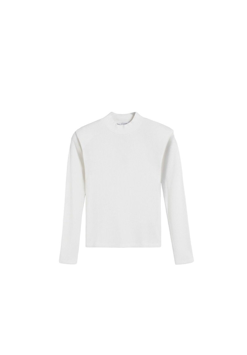 Top blanco de manga larga con cuello alto, textura acanalada y corte recto, que presenta un diseño minimalista y sin herrajes visibles.