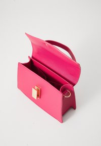 Różowa syntetyczna torebka o zwartej konstrukcji, z złotymi okuciami i przednim zapięciem. Wewnątrz posiada podzielone przegrody ułatwiające organizację.