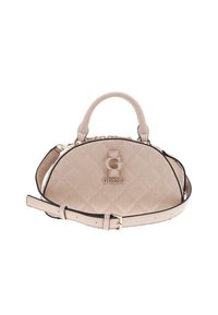Sac à main beige matelassé avec une texture lisse, des poignées doubles et une bandoulière amovible. Présente un logo "GUESS" en argent proéminent.