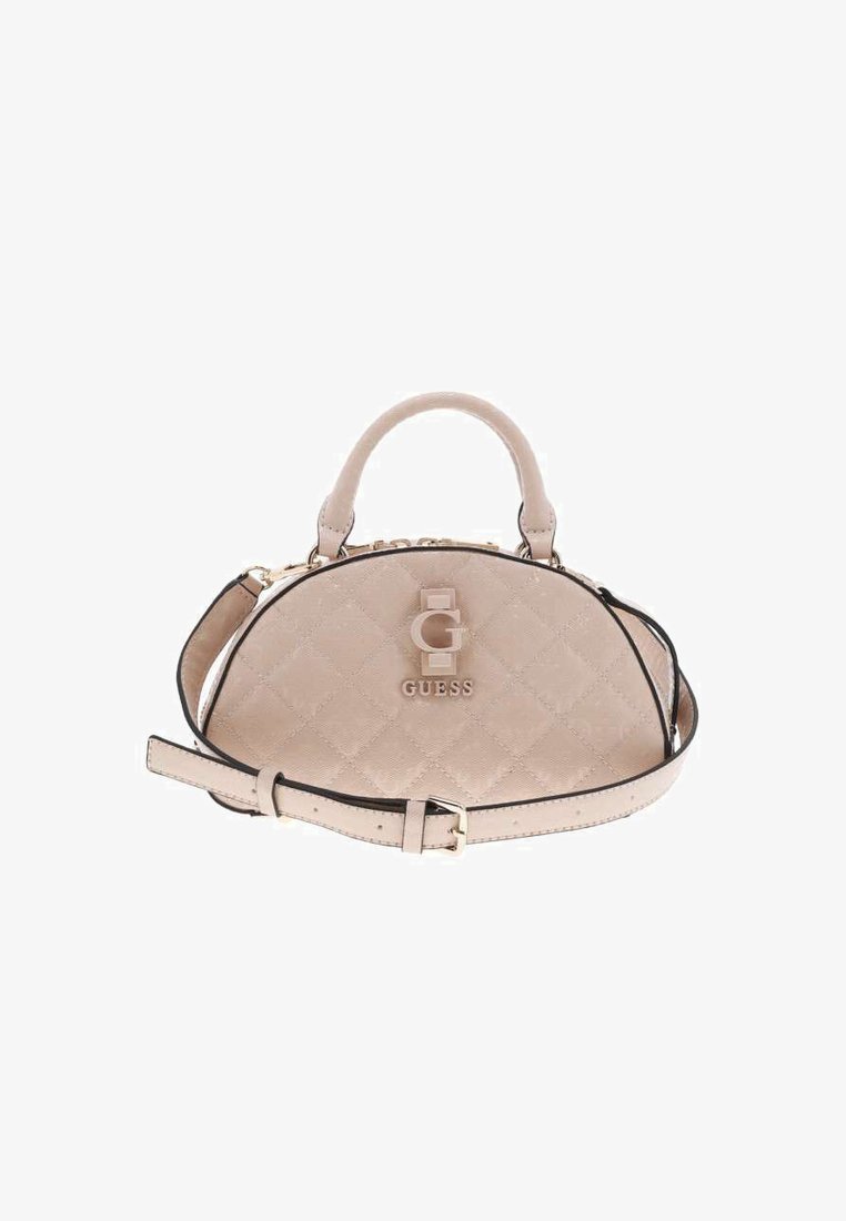 Sac à main beige matelassé avec une texture lisse, des poignées doubles et une bandoulière amovible. Présente un logo "GUESS" en argent proéminent.