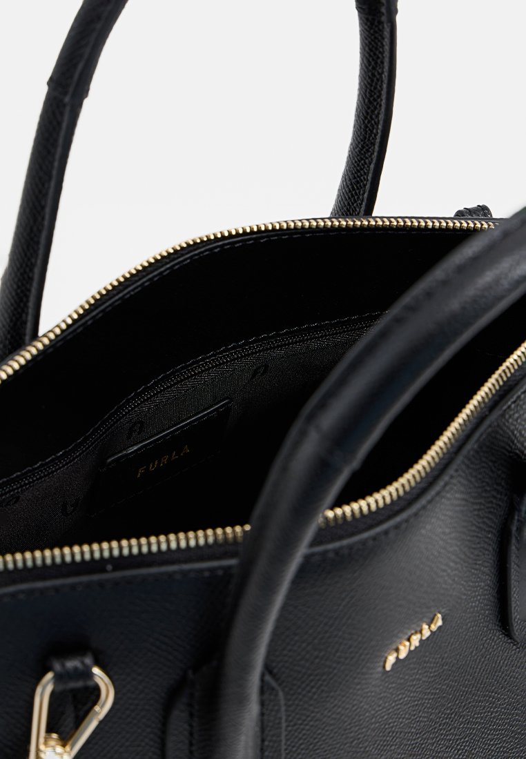 Schwarze Handtasche aus Leder mit strukturierter Oberfläche, goldener Reißverschluss und -beschlägen. Das Innere verfügt über ein Logoschild und ein glattes Stofffutter.