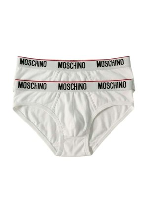 Due slip bianchi da uomo con fascia elastica in vita con il nome del marchio "Moschino" in nero e una sottile linea rossa sopra il testo.