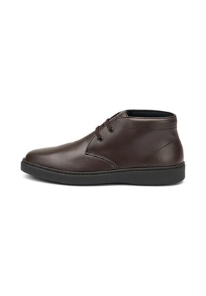 Bottes de cheville en cuir marron avec une finition lisse, bout rond, deux œillets pour les lacets et une semelle en caoutchouc noir texturée.