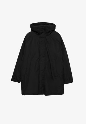 Jachetă puf din material negru, cu glugă, dotată cu închidere cu fermoar și două buzunare frontale, realizată dintr-un material neted, rezistent la apă.