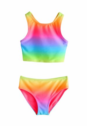 Zweelt stofbikini i to dele med en tank top og bikinibund. Fremstillet af glat materiale med en livlig regnbuegradient fra orange til pink til blå.