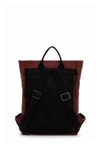 Punainen ja musta reppu, jossa on teksturoitu pinta, varustettuna säädettävillä mustilla olkahihnoilla, ylhäällä kantokahvalla ja vetoketjullisella sivutaskulla.