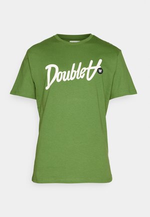 Žalia medvilninė marškinė su balta script tipo logo "Doublet" priekyje, apvaliu iškirpimu ir trumpomis rankovėmis, su laisvu siluetu.