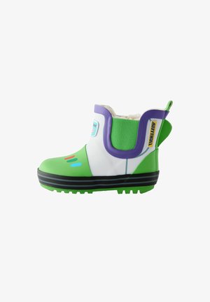 Stivale di gomma verde e bianco alla caviglia con dettagli viola, caratterizzato da una suola testurizzata, punti decorativi blu e rossi, e un anello sul tallone per facilitarne l'indossamento.