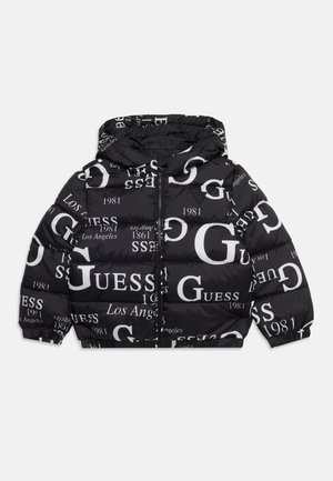Giacca imbottita nera con cappuccio, coperta da grandi scritte bianche che includono "GUESS," "1981," e "Los Angeles,", zip frontale e polsini elastici.