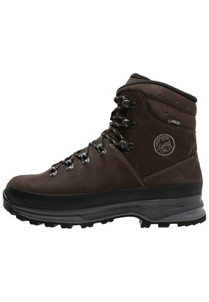 Bota de caminhada em couro castanho com ilhós de metal, colarinho acolchoado, sola de borracha com aderência e marcação GORE-TEX, apresentando construção à prova d'água.