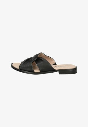 Črne usnjene sandale z odprto peto, ki imajo spredaj zanko in ravno podplat ter svetlo bež podlogo.