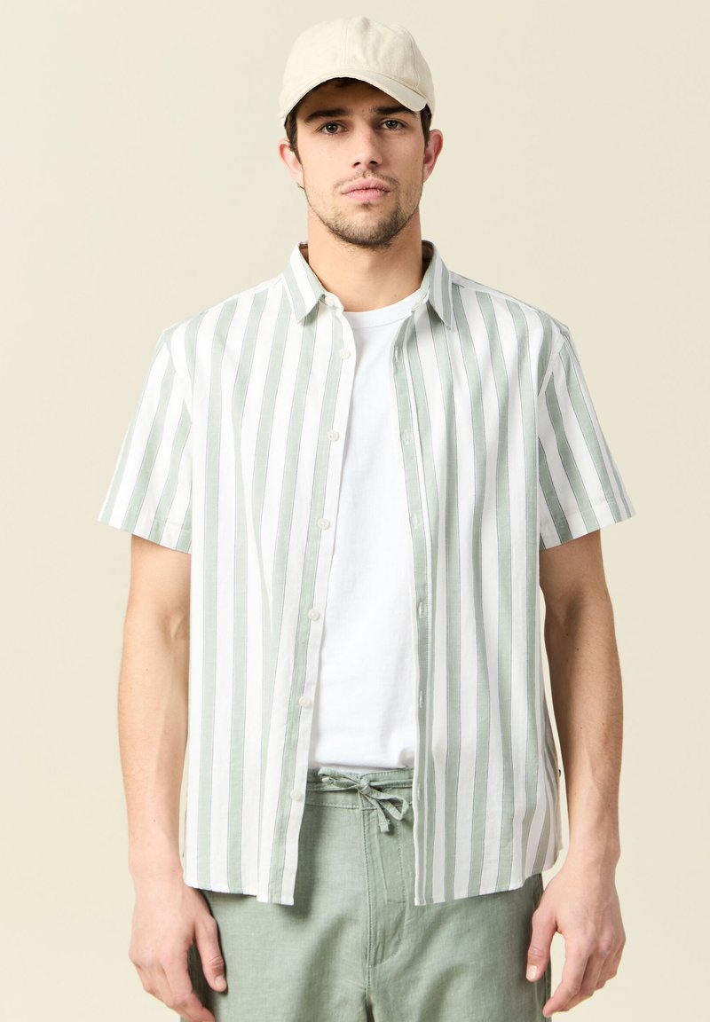Camisa de botones de manga corta con rayas verticales verdes y blancas, fabricada en un tejido ligero, con cuello clásico y un ajuste relajado.
