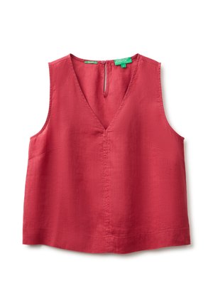 Blouse rouge en lin sans manches avec col en V et petite fermeture par bouton au dos, présentée à plat sur fond blanc.