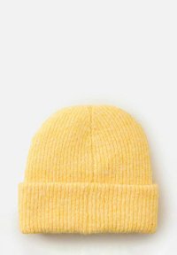 Strikket gul hue med ribbet tekstur og foldet kant. Stoffet ser blødt og varmt ud, velegnet til koldt vejr.